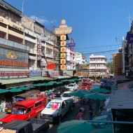 The daytime Warorot Market, also known as Kad Luang